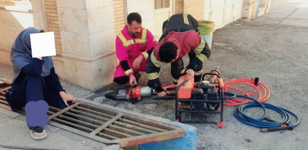 رهایی پای دانش‌آموز از پل فلزی در حیاط مدرسه‌ای در ایلام