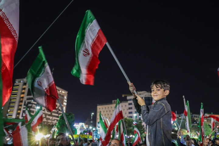 خدمت داوطلبانه و رایگان پزشکان در شرایط سخت جنگ؛ ایران سرزمین مهربانی‌ها
