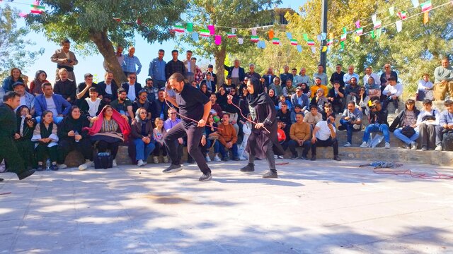 درخشش توان‌خواهان بر روی صحنه تئاتر چهارمین روز از جشنواره خیابانی مریوان