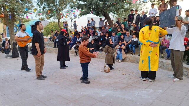 درخشش توان‌خواهان بر روی صحنه تئاتر چهارمین روز از جشنواره خیابانی مریوان