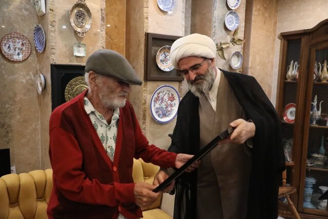 تجلیل نماینده ولی‌فقیه در استان از پژوهشگر و پیشکسوت فرهنگ و زبان سمنانی