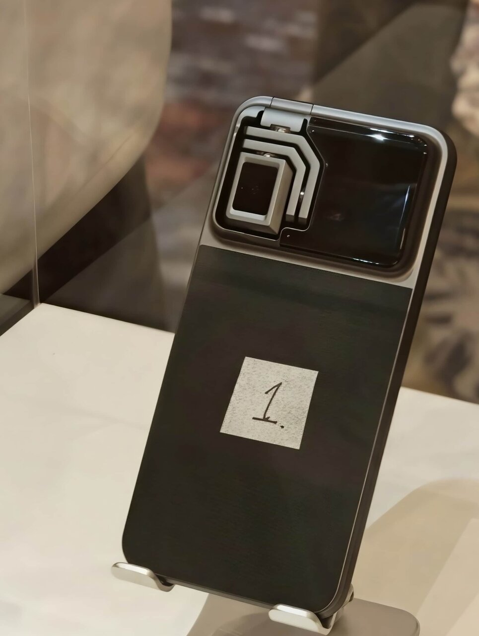 عکس | گوشی هوشمند رباتیک آنر