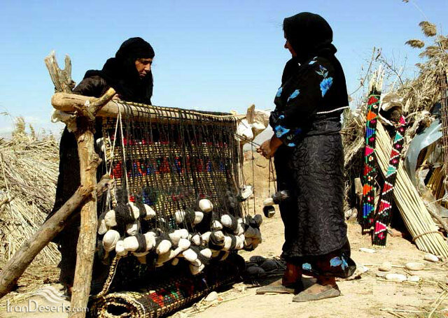 زنانی که از نی و موی بز دیوار زندگی میسازند