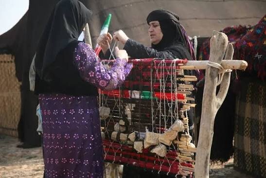 زنانی که از نی و موی بز دیوار زندگی میسازند