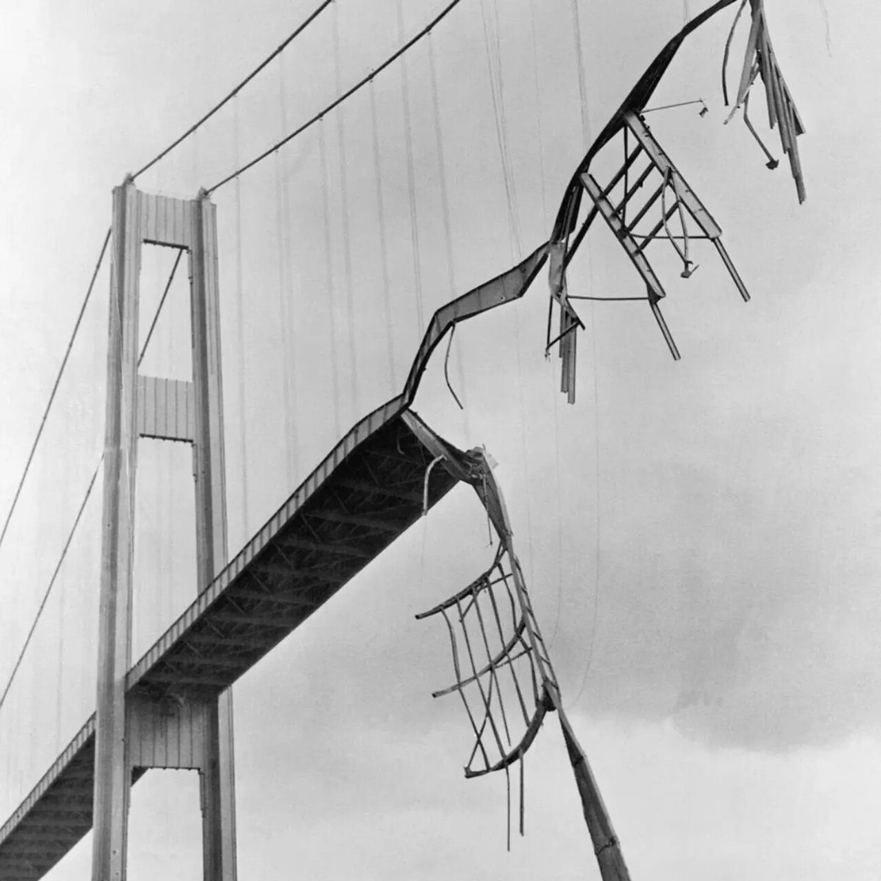 فروریختن سومین پل معلق بزرگ دنیا فقط ۴ ماه پس از افتتاح/ عکس