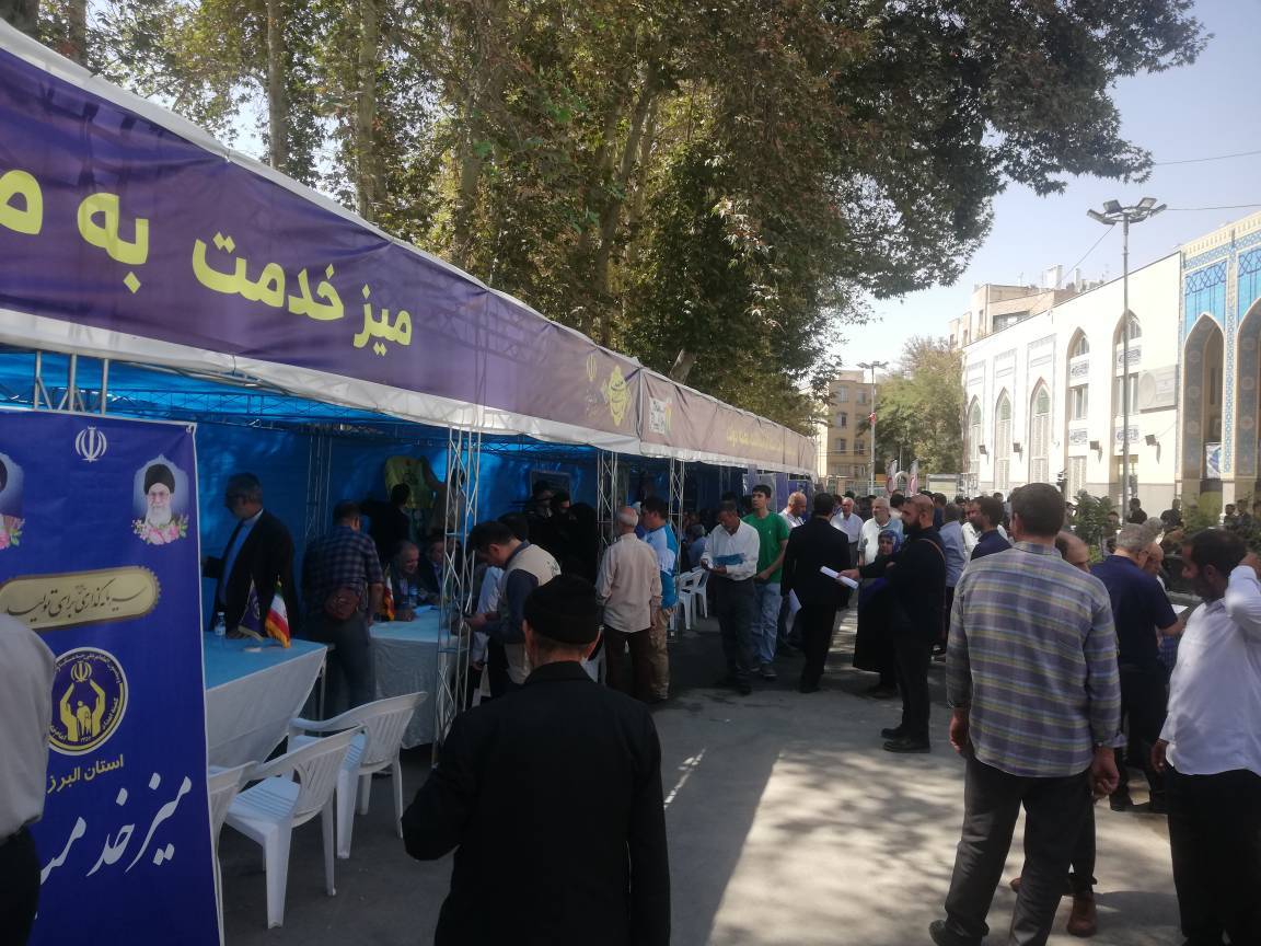 میز خدمت مدیران استان البرز در مصلای کرج برپا شد