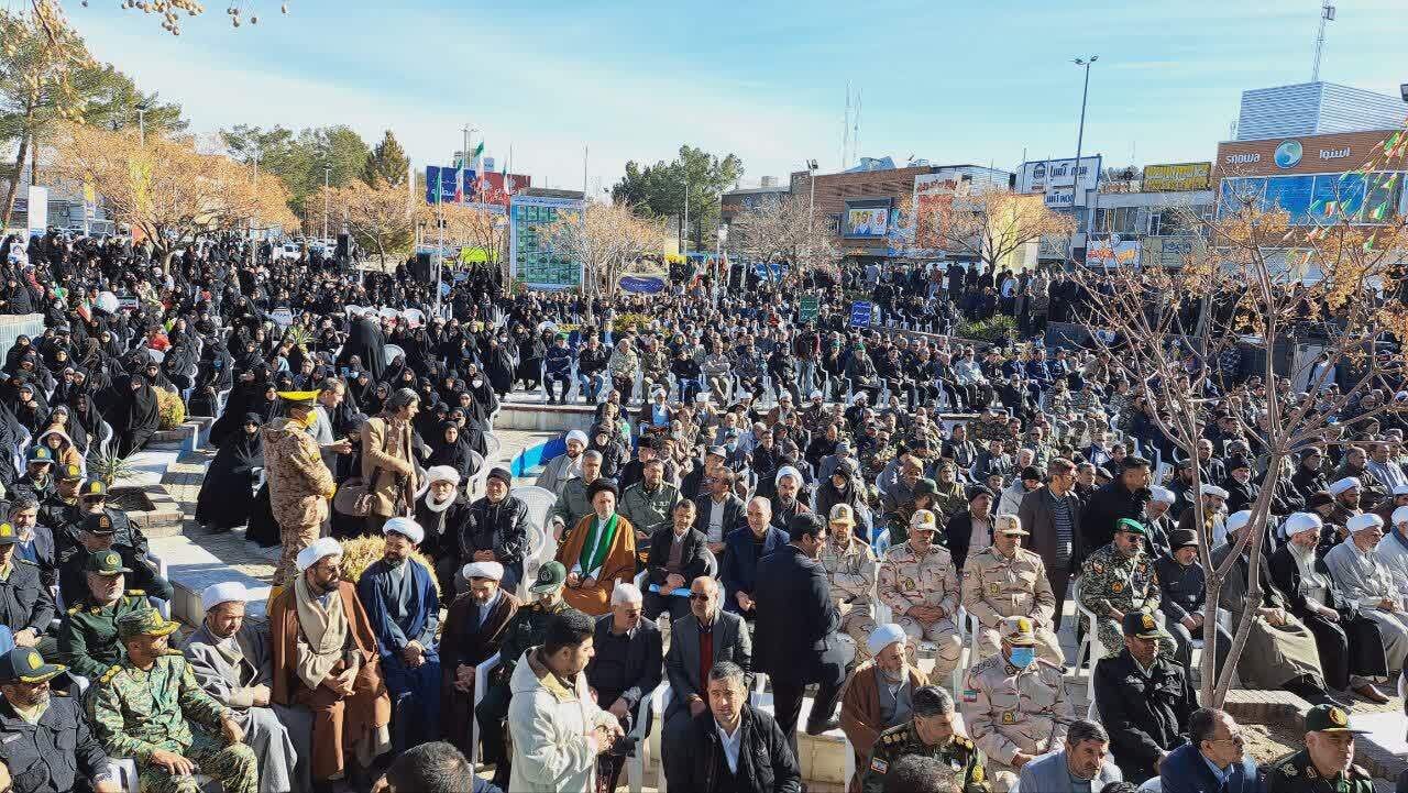 ایران اسلامی به برکت وجود رهبری و پشتیبانی مردم از بحران ها عبور کرده است