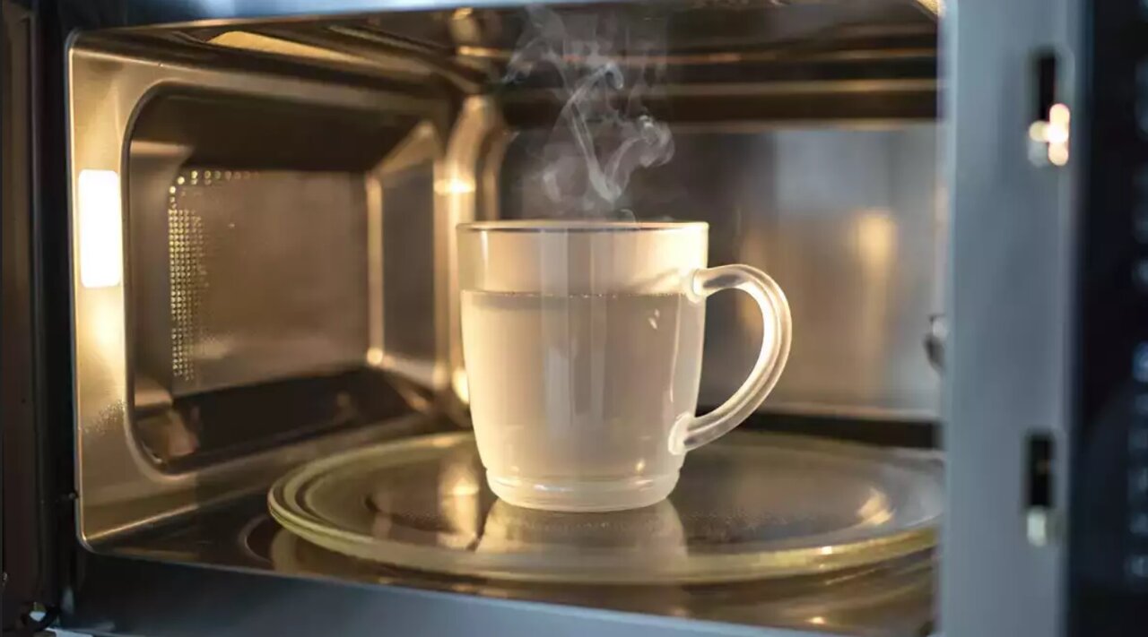 چیزی که جوشاندن آب در مایکروویو را خطرناک می‌کند