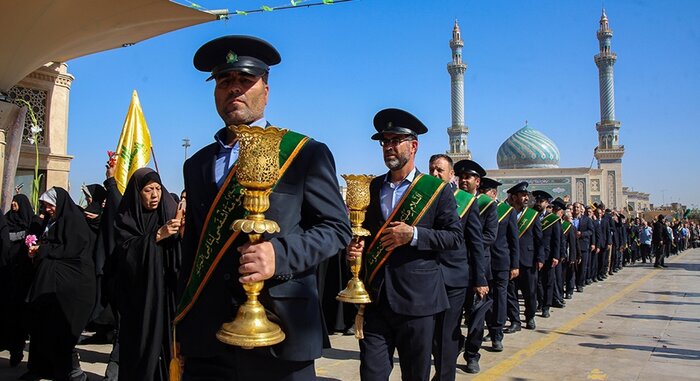 قم همراه گل و نور، از کاروان نمادین کریمه اهل‌بیت(ع) استقبال کرد