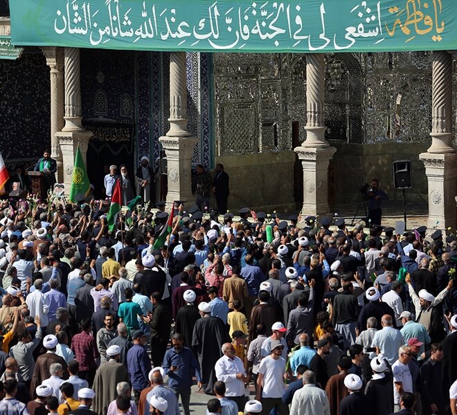 قم همراه گل و نور، از کاروان نمادین کریمه اهل‌بیت(ع) استقبال کرد