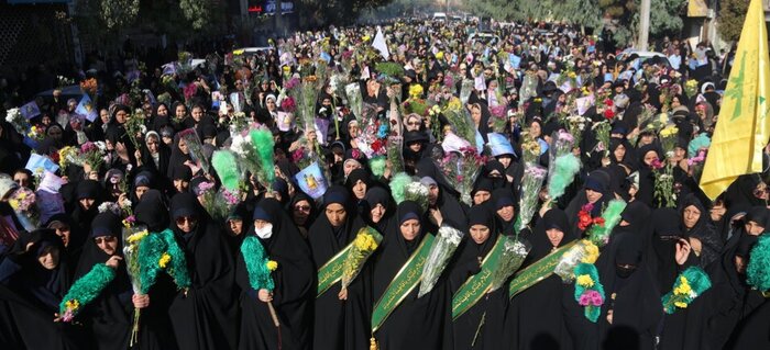 قم همراه گل و نور، از کاروان نمادین کریمه اهل‌بیت(ع) استقبال کرد