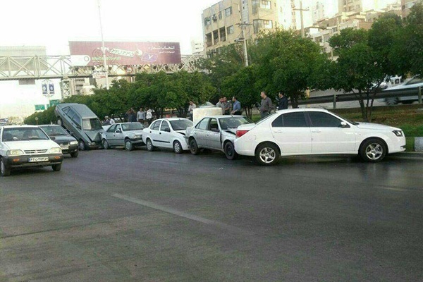 تصادف زنجیرهای پنج خودرو در بلوار دانشجو یزد تصادف زنجیرهای پنج خودرو در بلوار دانشجو یزد