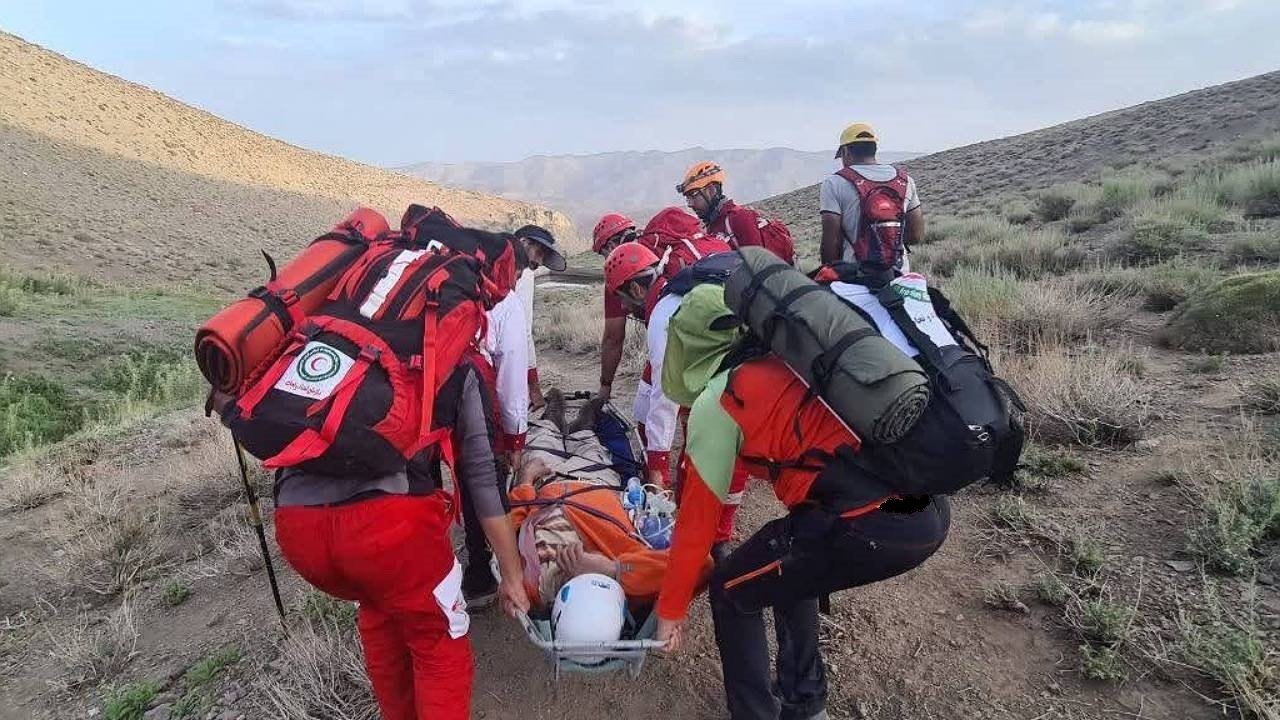نجات گردشگر ۷۵ ساله در ارتفاعات طالقان